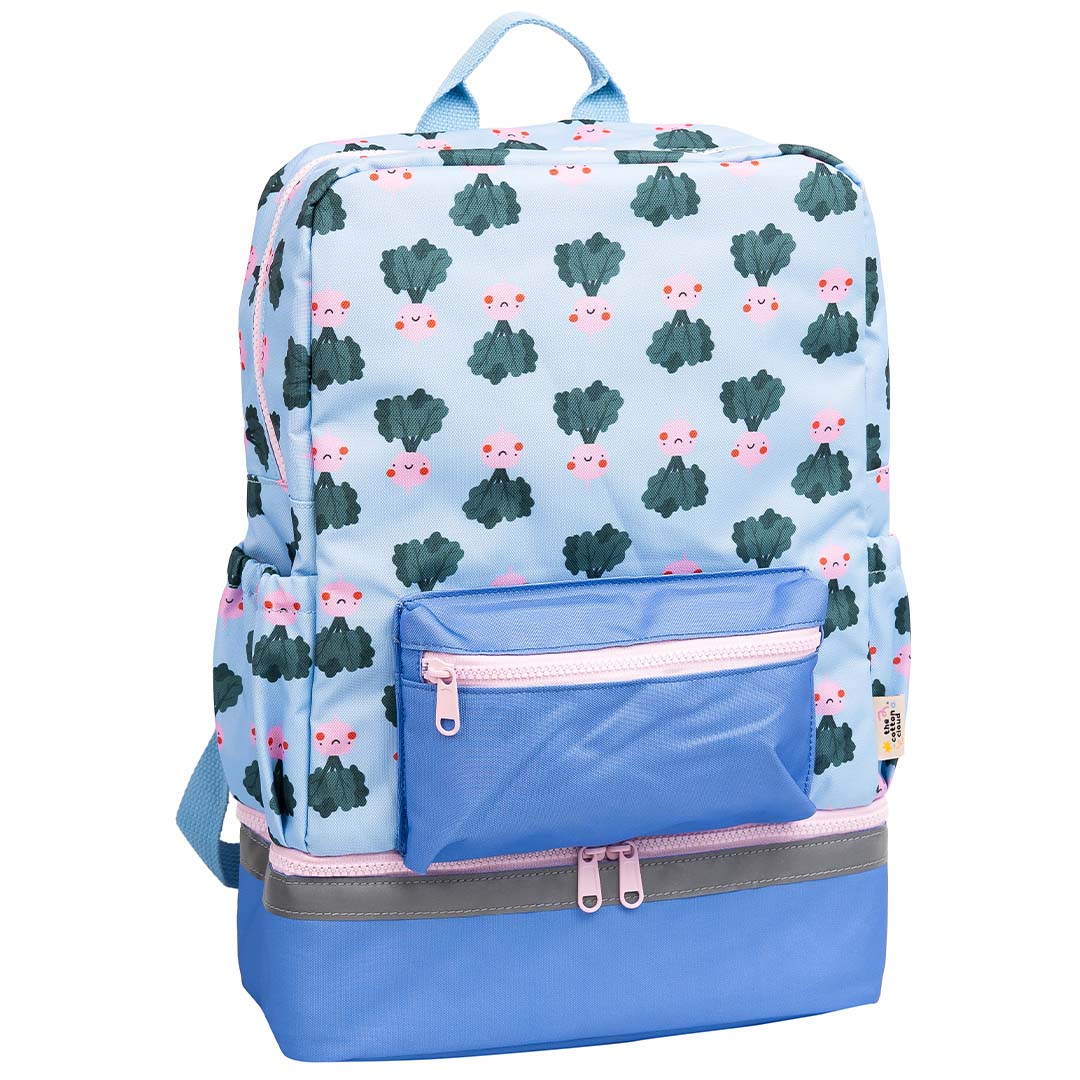 The Cotton Cloud schoolrugzak met blauw-roze 'veggie pals' patroon en externe zakken.