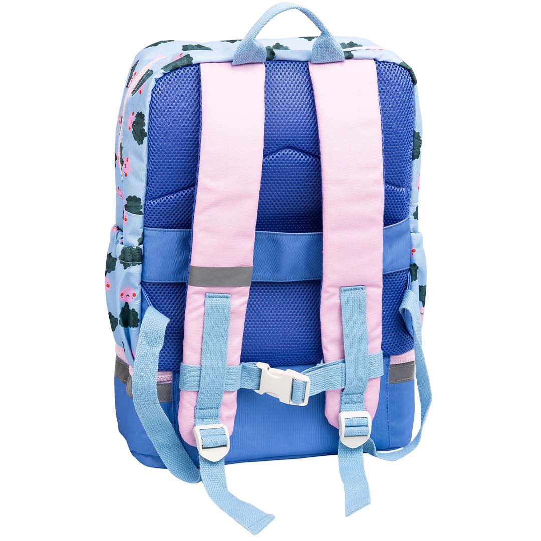 De achterkant van de The Cotton Cloud schoolrugzak met roze schouderbanden, borstband en blauwe vulling.