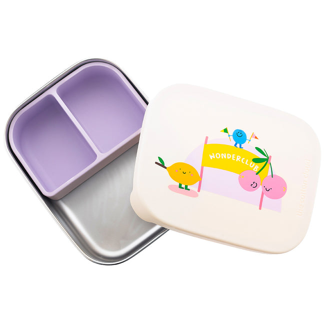 De the cotton cloud kinder broodtrommel, open met paarse siliconen verdeler in de roestvrijstalen bak en het beige deksel met 'Wonderclub' kersen- en citroenillustratie ernaast.