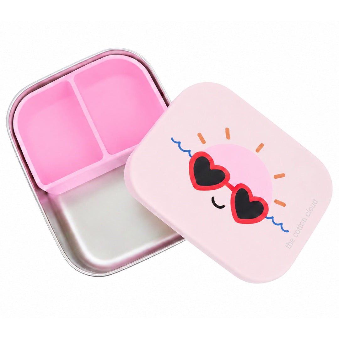 De the cotton cloud RVS broodtrommel voor kinderen is open en toont een roze deksel met een zon met hartjeszonnebril en een roze siliconen inzetstuk.