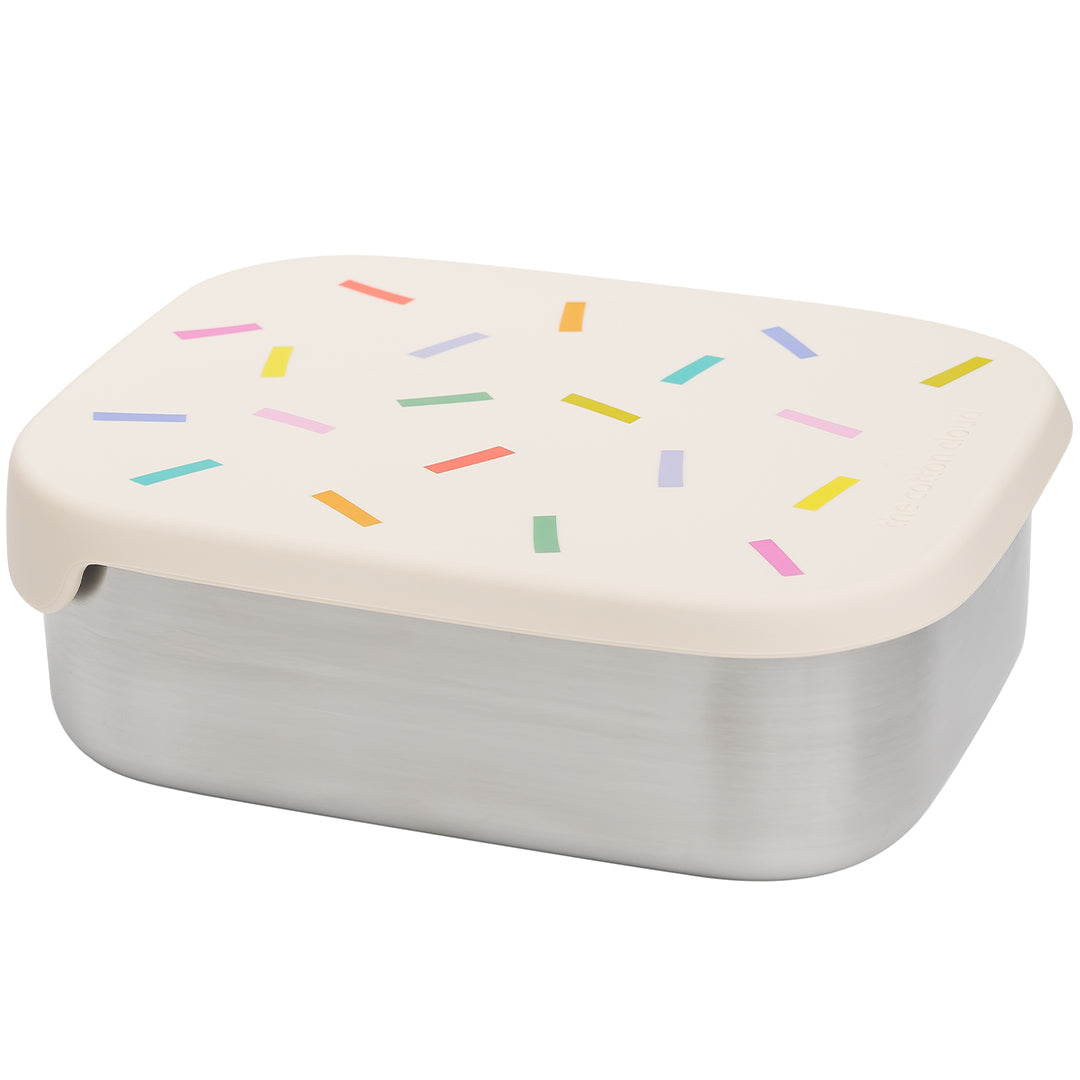 Gesloten the cotton cloud kinderbroodtrommel van roestvrij staal met beige deksel en kleurrijk confetti patroon.