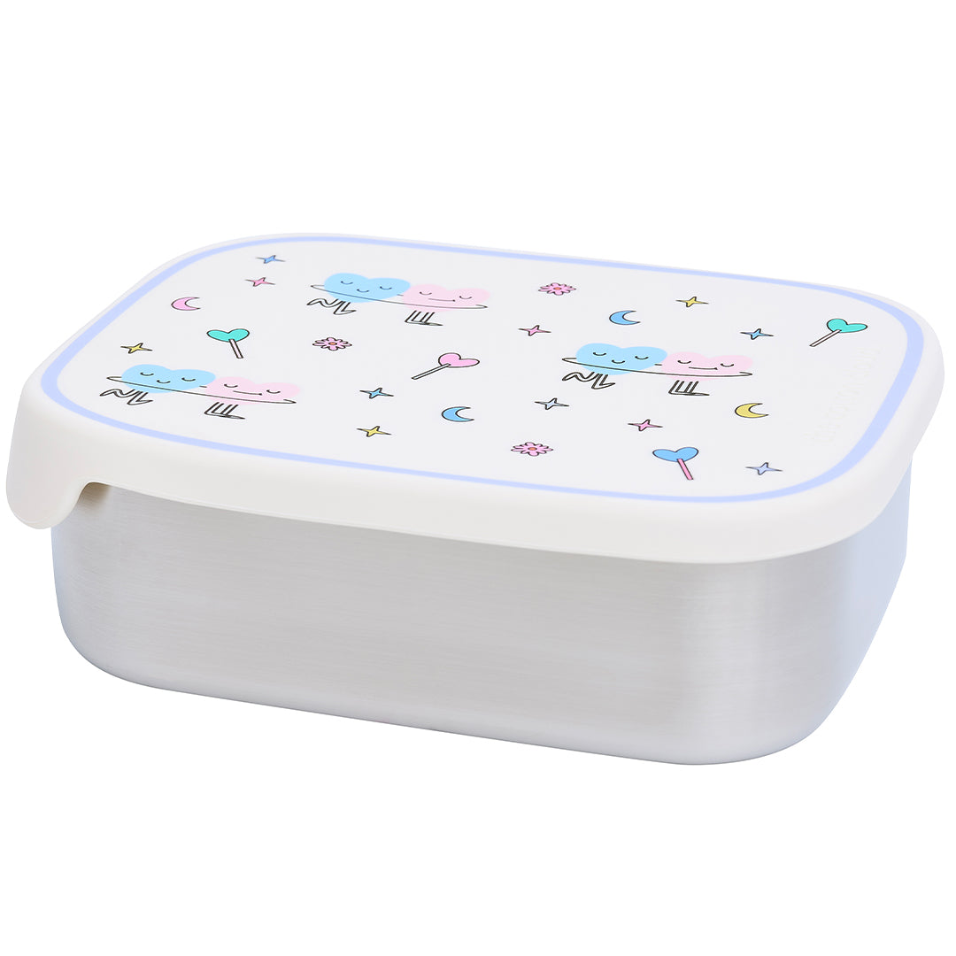 De the cotton cloud rvs broodtrommel voor kinderen is gesloten en heeft een deksel met dancing hearts, sterren en manen patroon.