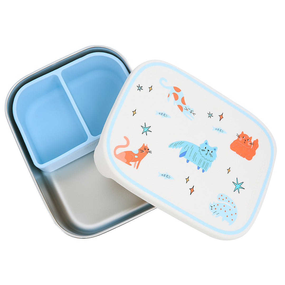 the cotton cloud rvs kinderbroodtrommel met katten en sterren, open met blauwe siliconen verdeler.