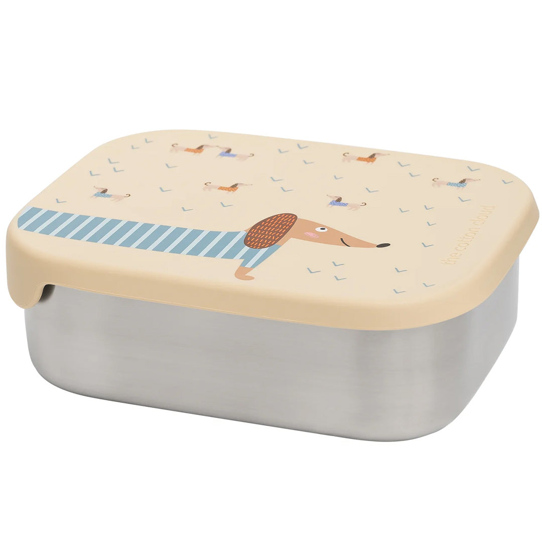the cotton cloud rvs broodtrommel met beige deksel met teckelpatroon, gesloten.