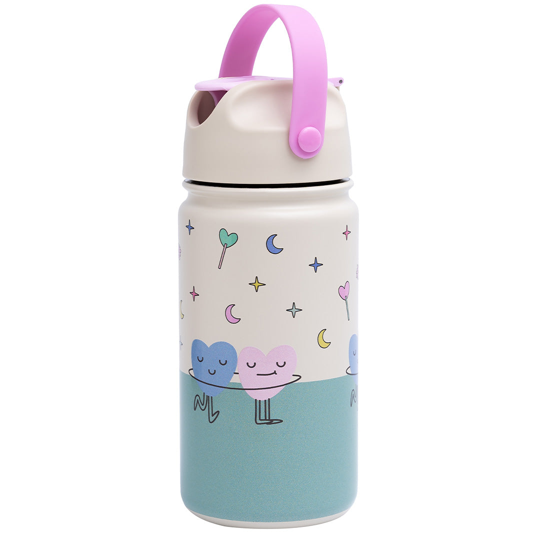 The Cotton Cloud kinder drinkfles met dansende harten, sterren en manen op een witte achtergrond.