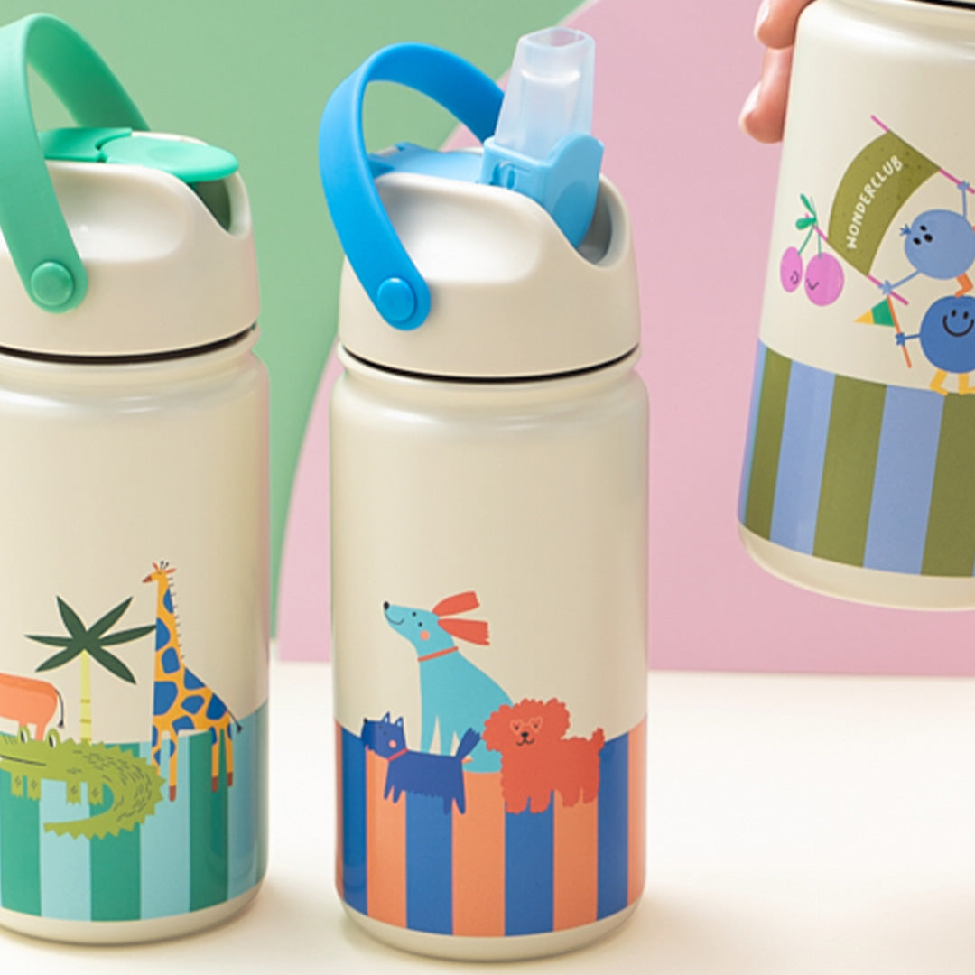 Drie the cotton cloud rvs drinkflessen met verschillende kinderprints, waaronder honden en safari dieren.
