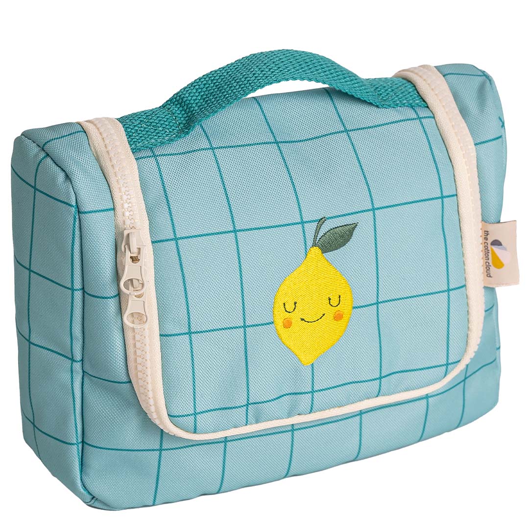 the cotton cloud blauwe geruite toilettas met een lachende citroen erop.