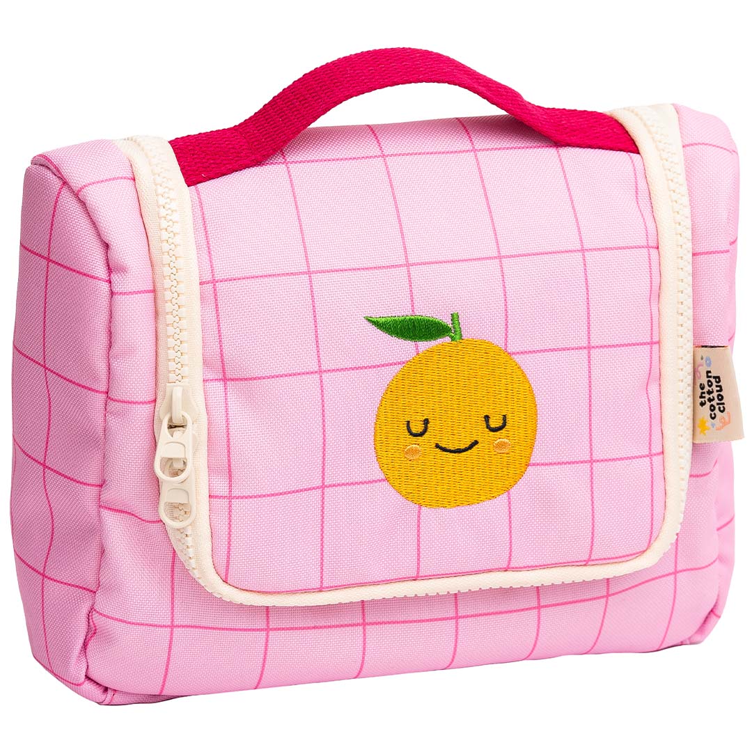 The Cotton Cloud roze toilettas met geruit patroon en een vrolijke oranje mandarijn.