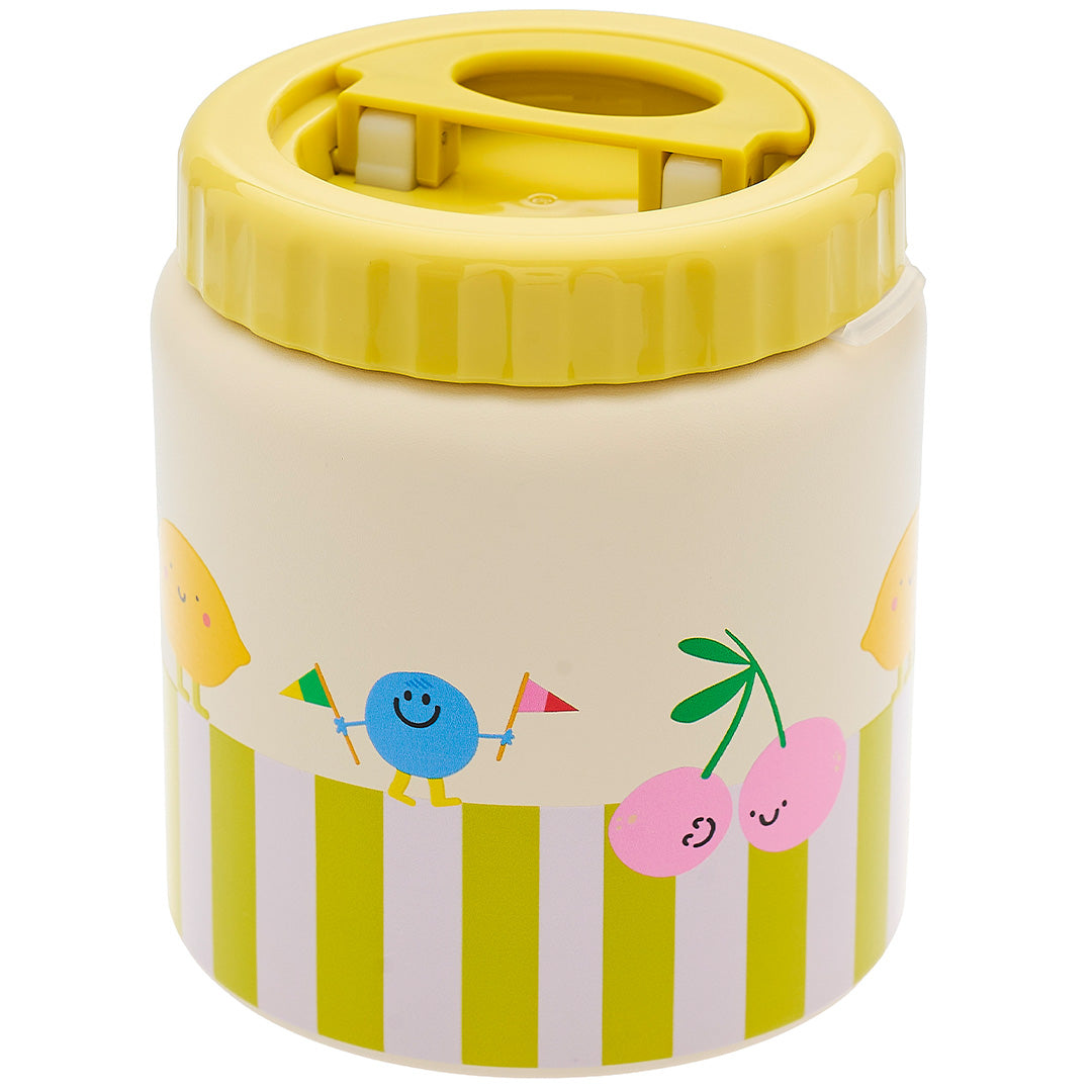 The cotton cloud voedselpot met geel deksel en een patroon van gestreepte banen, kersen en figuren.