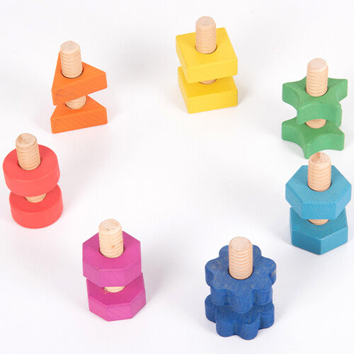 Zeven paren van tickit houten bouten en moeren speelgoed in regenboogkleuren, in elkaar geschroefd.