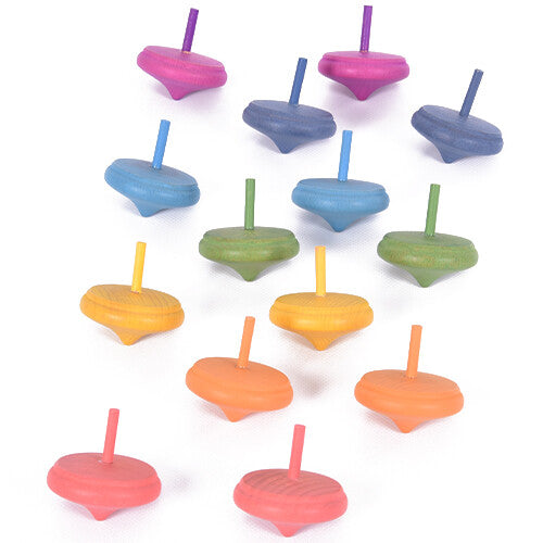 tickit houten draaitolletjes in regenboogkleuren, schuin van bovenaf gefotografeerd.
