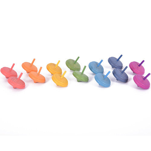 tickit houten draaitolletjes in regenboogkleuren, van bovenaf gefotografeerd.