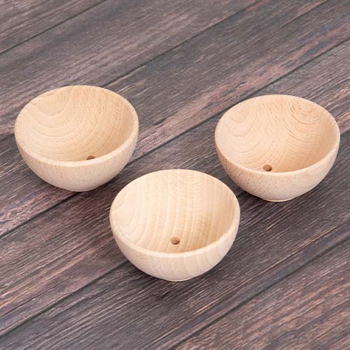 Drie tickit houten bakjes naturel op een houten ondergrond.