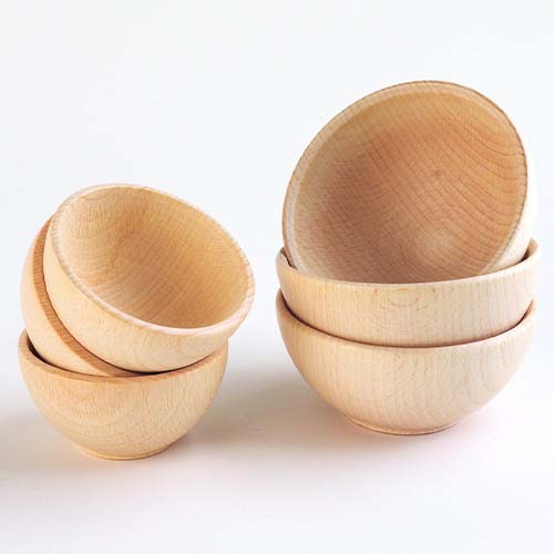 Twee stapels tickit houten bakjes naturel, schuin gefotografeerd.