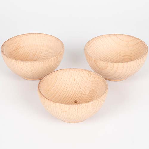 Drie tickit houten bakjes in naturelkleur, waarvan één met een klein gaatje, op een witte achtergrond.