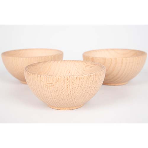 Drie tickit houten bakjes in naturelkleur op een witte achtergrond.