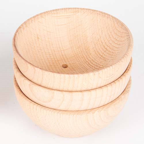 Een stapel van drie tickit houten bakjes in naturelkleur op een witte achtergrond.