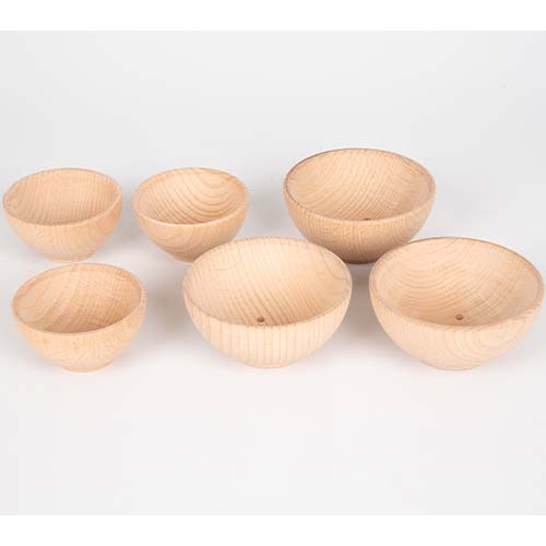 Zes tickit houten bakjes in naturelkleur van verschillende formaten op een witte achtergrond.