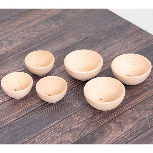 Zes tickit houten bakjes in naturelkleur van verschillende formaten op een donkere houten ondergrond.