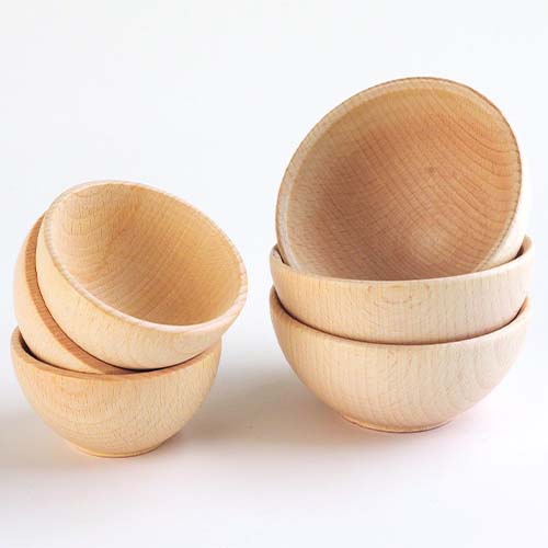 Twee stapels tickit houten bakjes in naturelkleur, een kleine en een grote, op een witte achtergrond.