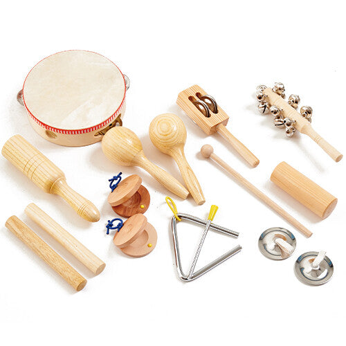 Een schuin overzicht van de tickit 16-delige set houten en metalen muziekinstrumenten.