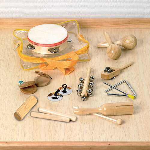 Een schuin overzicht van de tickit 16-delige set houten en metalen muziekinstrumenten, inclusief een doorzichtige opbergtas.