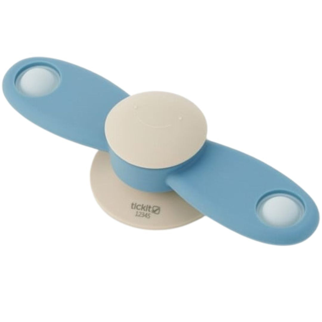 tickit silisoft fidget spinner in de vorm van een blauw-beige propeller met een lachend gezichtje.