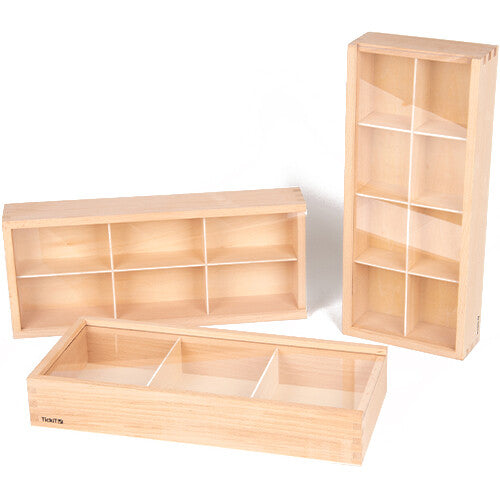 Drie houten Tickit sorteerbakken met transparante deksels, twee horizontaal en één verticaal.