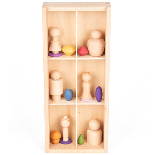 Een verticale houten Tickit sorteerbak met zes vakken, elk gevuld met een houten speelfiguur en een gekleurd voorwerp.