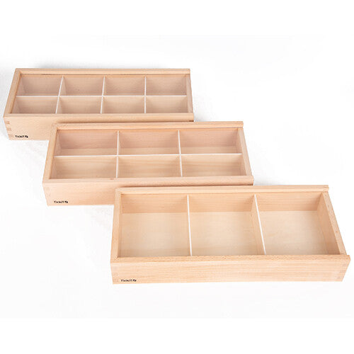 Drie lege houten Tickit sorteerbakken met transparante deksels, twee met acht vakken en één met drie vakken.