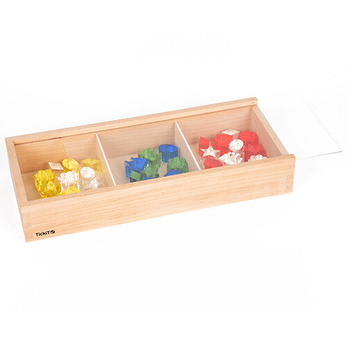 Een houten Tickit sorteerbak met drie vakken, gevuld met transparante gele, blauwe en rode speelblokjes.