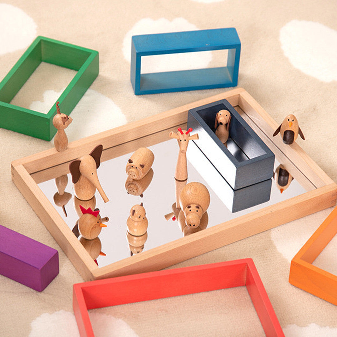 tickit sensorische speelbak met spiegelbodem gevuld met kleine houten dierenfiguren en omringd door kleurrijke houten kaders.