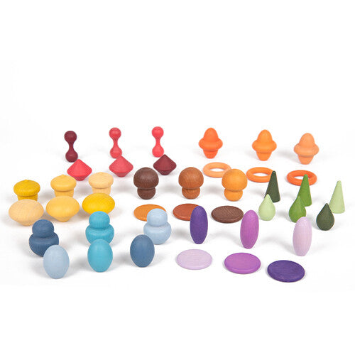 Tickit houten speelfiguren in diverse vormen en symbolische kleuren, gesorteerd op kleur.