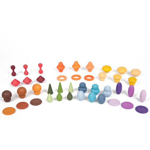 Tickit houten speelfiguren in verschillende vormen en een regenboog van symbolische kleuren.