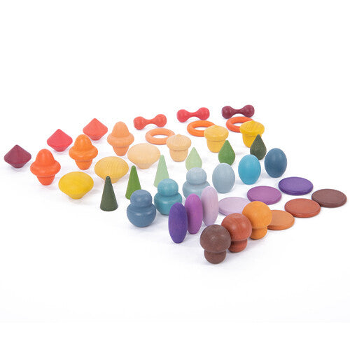 Tickit houten speelfiguren in verschillende vormen en een mix van symbolische kleuren.