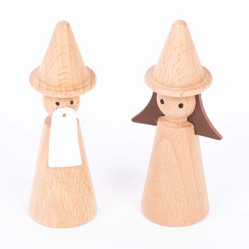 tickit houten speelgoedfiguren van een tovenaar en een heks.