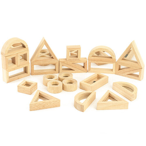 Een verzameling tickit houten spiegelblokken in verschillende geometrische vormen.