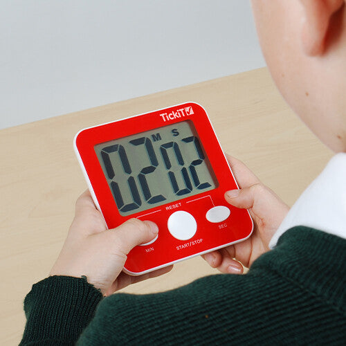 Een kind houdt de rode TickiT digitale timer vast die 02:02 aangeeft.