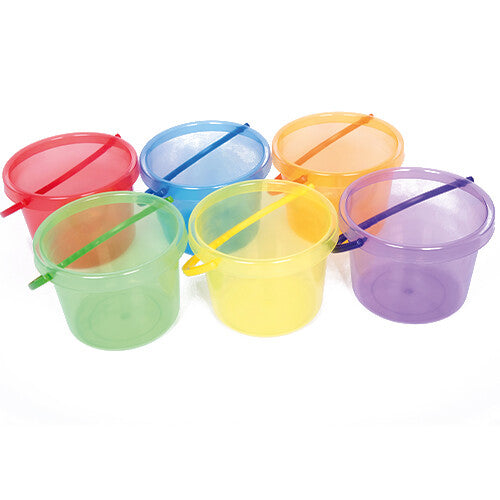 Zes transparante tickit emmers in verschillende kleuren, met handvatten, op een witte achtergrond.