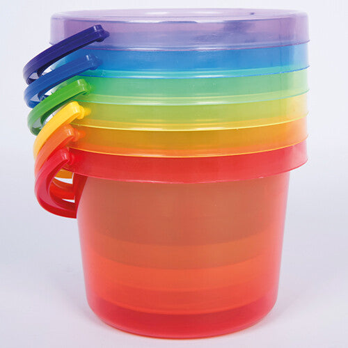 Zes transparante tickit emmers in regenboogkleuren, gestapeld op elkaar.