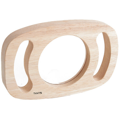 Tickit houten vergrootglas met handgrepen op een witte achtergrond.