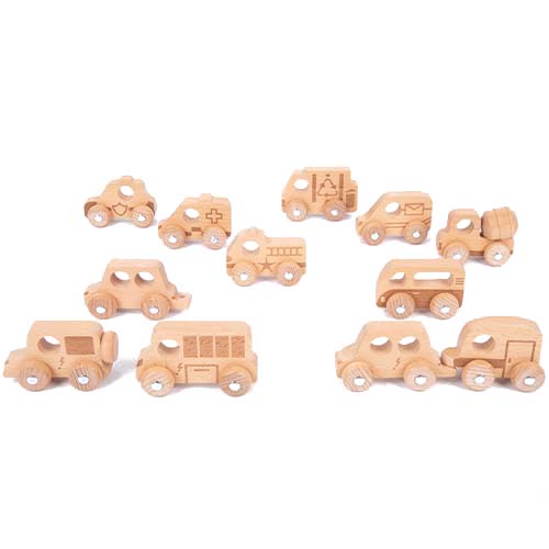 Een collectie van twaalf tickit houten speelgoedvoertuigen met figuren op een witte achtergrond.
