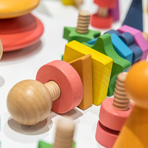 Close-up van meerdere tickit houten vormen twisters en losse vormen als onderdeel van een collectie.