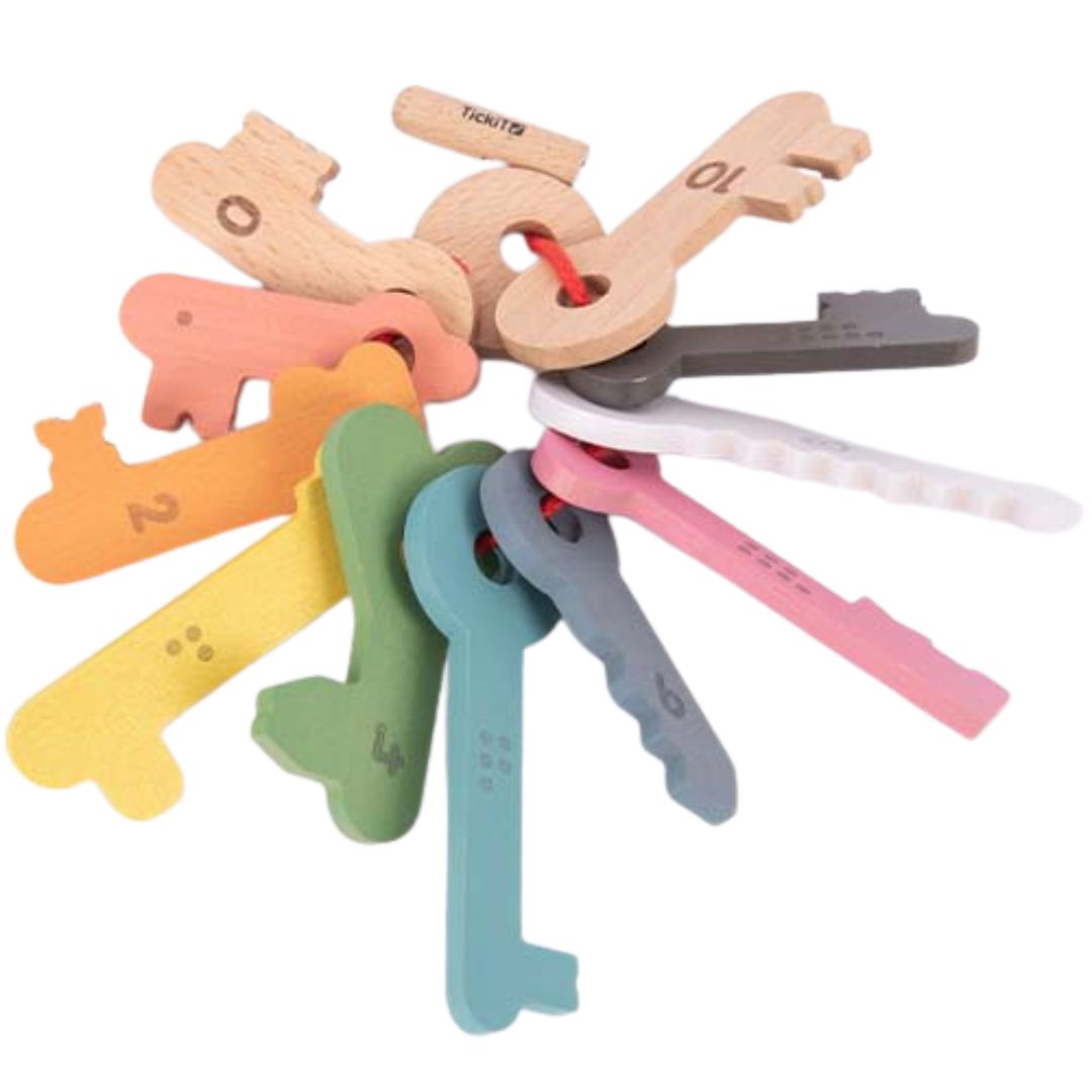Tickit houten babyspeelgoed sleutels in verschillende kleuren en vormen, verbonden met een rood koord.