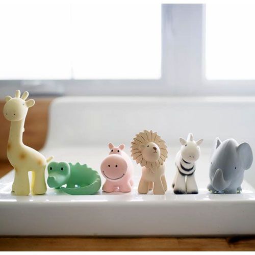 Zes tikiri bijt- en badspeelgoedfiguren van safari dieren: giraffe, krokodil, nijlpaard, leeuw, zebra en olifant.