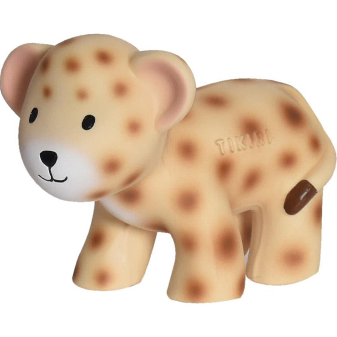 Tikiri bijt- en badspeelgoed in de vorm van een beige luipaard met bruine vlekken.