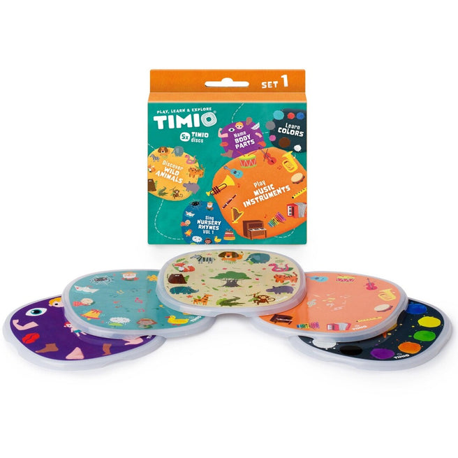 Timio kindercd's set 1 met vijf educatieve discs met thema's als dieren, kleuren en muziekinstrumenten, voor de verpakking.