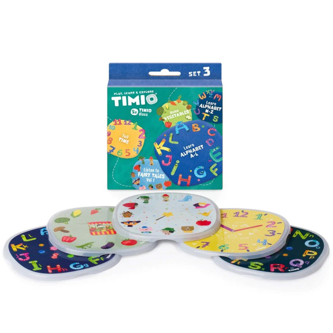Timio kindercd's set 3 met de verpakking en vijf educatieve schijven met thema's als letters, cijfers en sprookjes.