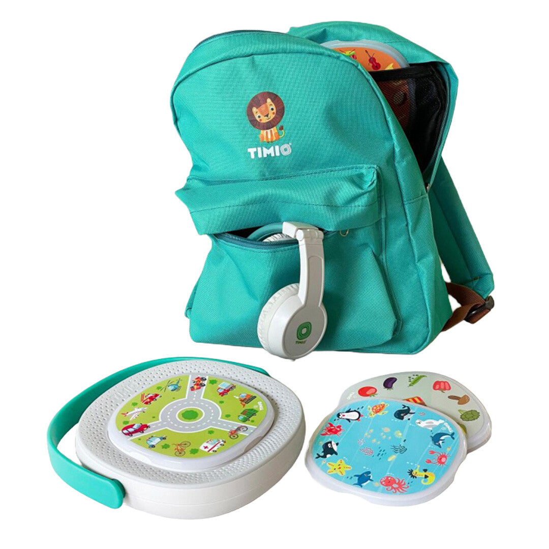 Groene Timio kleuterrugzak met koptelefoon, audiospeler en twee audioschijven.