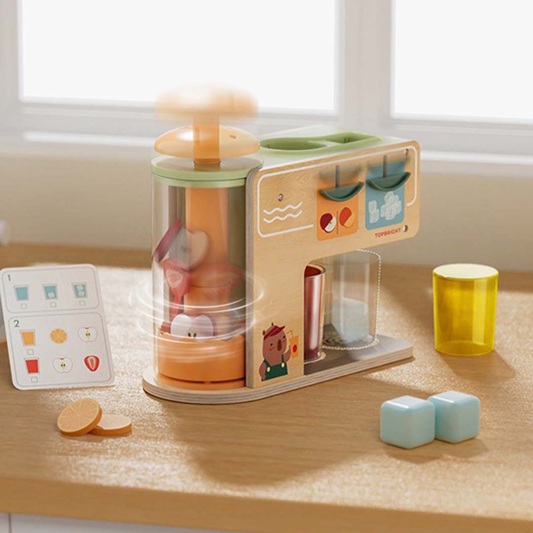 De Topbright houten speelgoed sapmaker met draaiende fruitstukjes en een beker eronder.